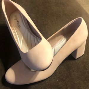 Easy Street Proper Pumps